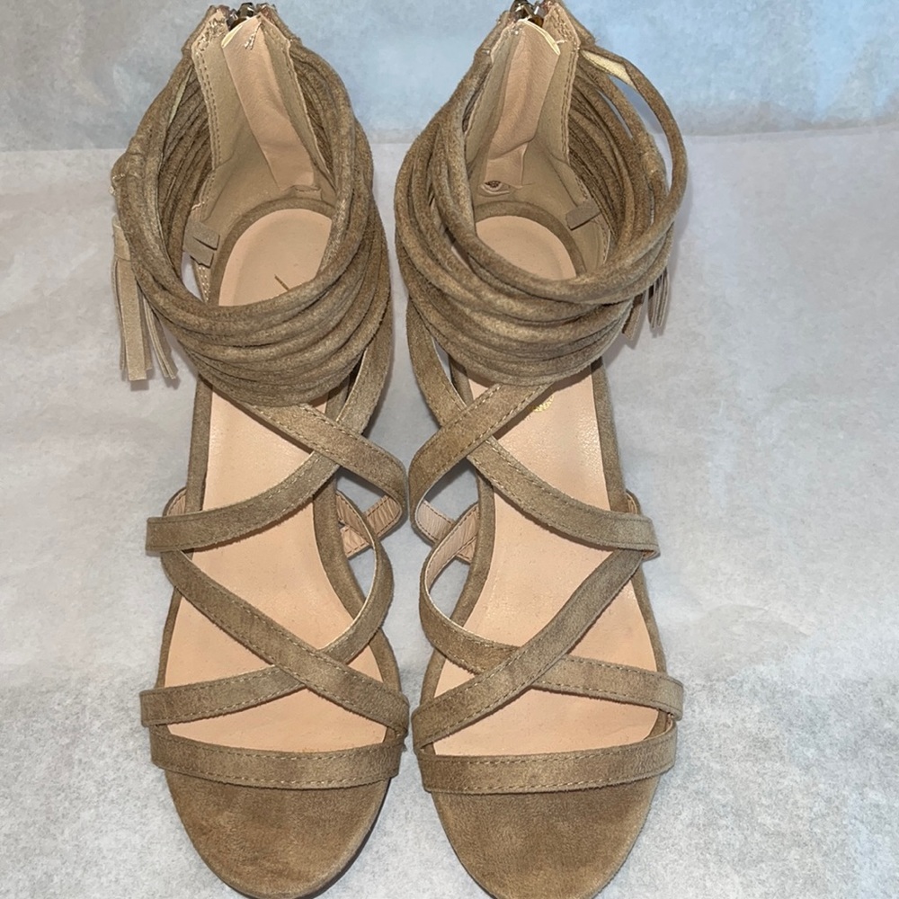 XOXO ELLE SUEDE ANKLE TASSEL STRAP. size 6